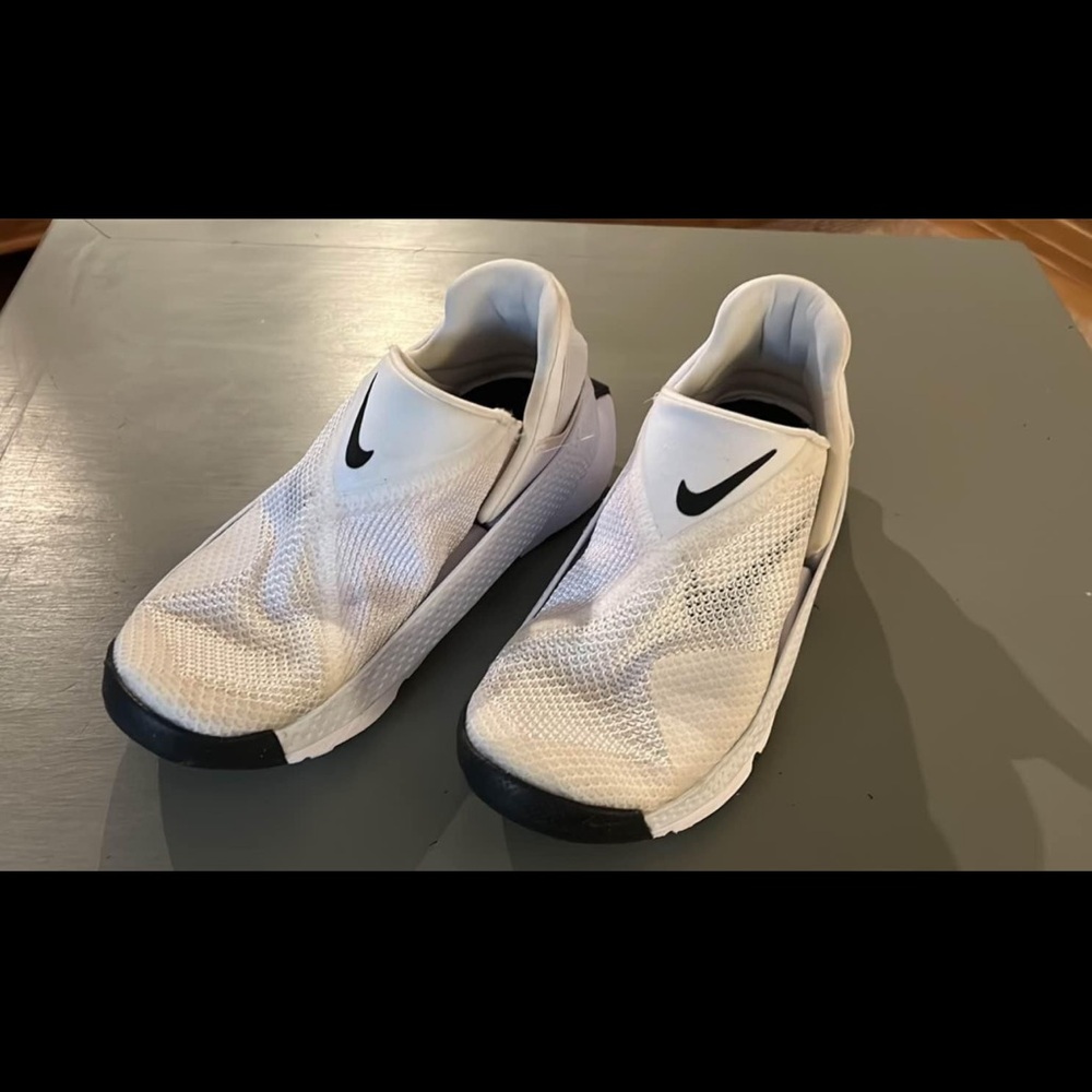 Nike Go FlyEase White Black
Sneakers